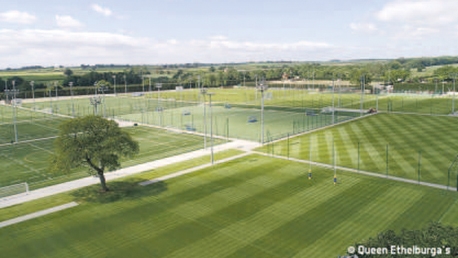 Queen Ethelburga's Collegiate是英國設施優勝的學校之一，該校更投放高額資金建設了設備完善的體育村。
